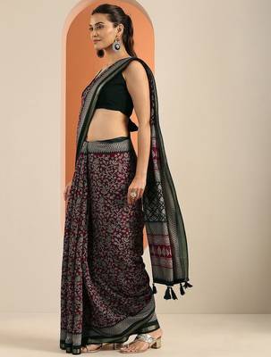 Pink maroon printed saree with unstitched blouse piece 3