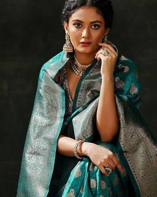 teal woven design saree with unstitched blouse piece 5