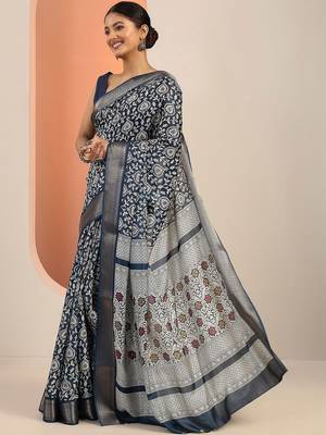 navy blue printed saree with unstitched blouse piece 2