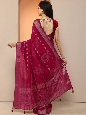 magenta woven design saree with unstitched blouse piece 3