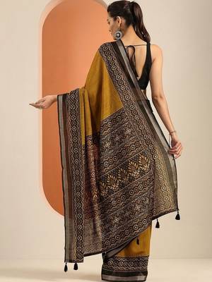 mustard printed saree with unstitched blouse piece 4