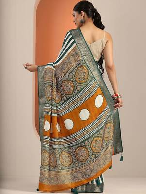 white printed saree with unstitched blouse piece 4