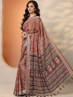 maroon printed saree with unstitched blouse piece 2