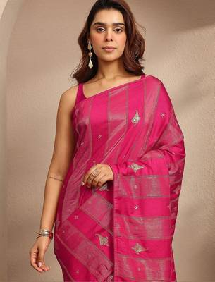 magenta ethnic motif woven design saree with a blouse piece 4