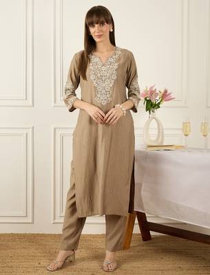 Beige silk-blend straight kurta with trousers 4