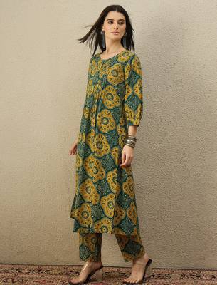 Green cotton a-line kurta with trousers 3