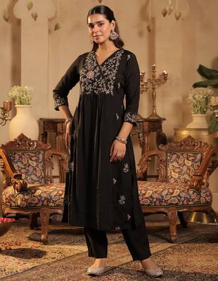 Black silk-blend a-line kurta with trousers 4