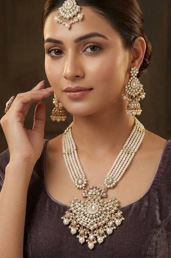 White color long kundan necklace set