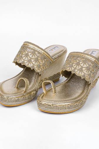 Gold laced kolhapuri heels