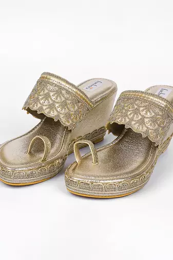 Gold laced kolhapuri heels