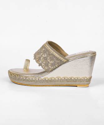 Gold laced kolhapuri heels 2