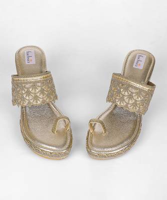 Gold laced kolhapuri heels 4