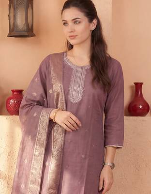 Mauve embroidered silk blend kurta trouser dupatta set 1