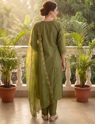 Green embroidered silk blend kurta trouser dupatta set 2