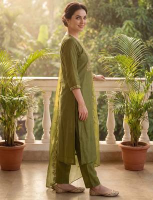 Green embroidered silk blend kurta trouser dupatta set 3