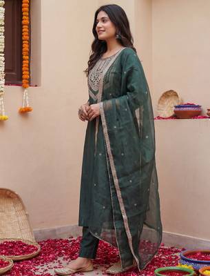 Green embroidered liva kurta trouser dupatta set 3