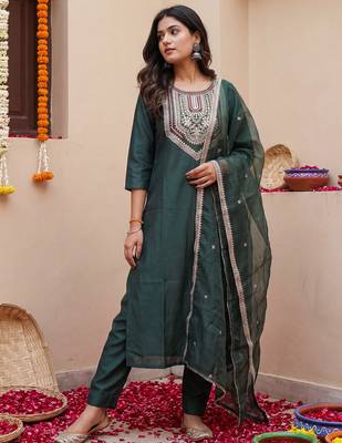 Green embroidered liva kurta trouser dupatta set 4