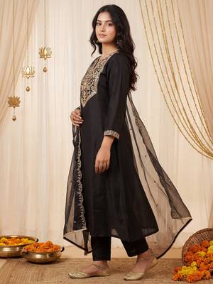 Black embroidered silk blend kurta trouser dupatta set 3