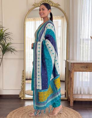 Green embroidered silk blend kurta trouser dupatta set 3