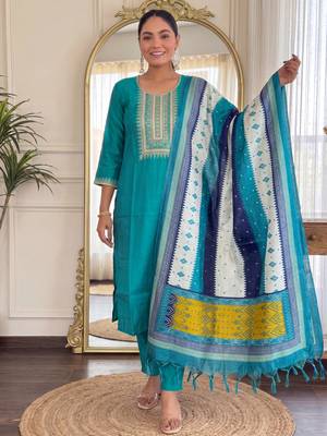 Green embroidered silk blend kurta trouser dupatta set 4