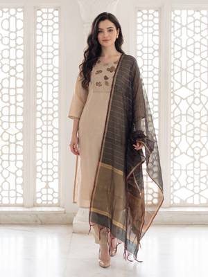 Off white embroidered silk blend kurta trouser dupatta set 3