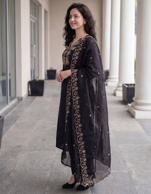 Black embroidered silk blend kurta trouser dupatta set 3