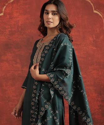 Green embroidered silk blend kurta trouser dupatta set 3