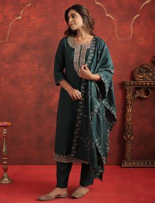 Green embroidered silk blend kurta trouser dupatta set 4