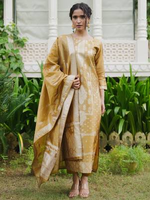 Mustard woven design silk blend kurta trouser dupatta set 4