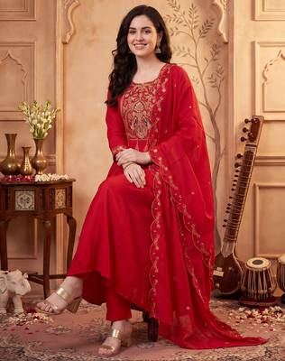 Red embroidered silk blend kurta trouser dupatta set 2