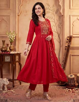 Red embroidered silk blend kurta trouser dupatta set 4