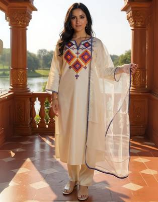 Off white embroidered liva kurta trouser dupatta set 1