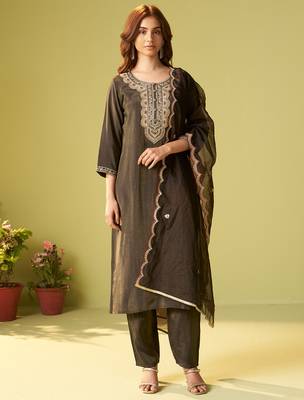 Green embroidered liva kurta trouser dupatta set 3