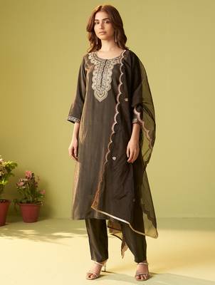 Green embroidered liva kurta trouser dupatta set 4