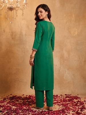 Green embroidered silk blend kurta trouser dupatta set 2