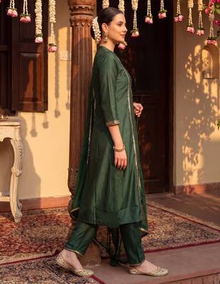 Green woven design liva kurta trouser dupatta set 4