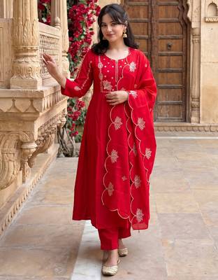 Red embroidered silk blend kurta trouser dupatta set 1