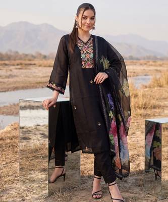 Black printed silk blend kurta trouser dupatta set 1
