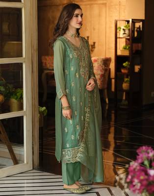 Green embroidered organza kurta trouser dupatta set 4