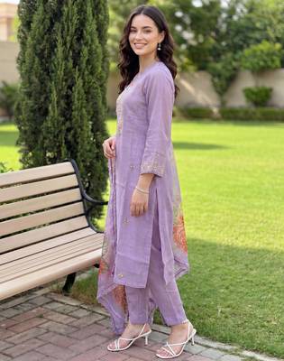 Lavender embroidered silk blend kurta trouser dupatta set 4