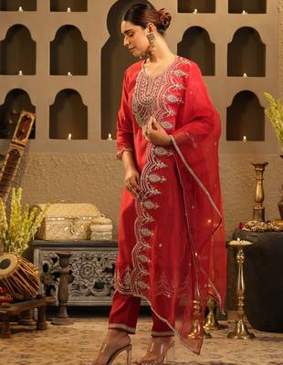 Red embroidered liva kurta trouser dupatta set 4
