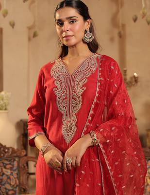 Red embroidered liva kurta trouser dupatta set 2