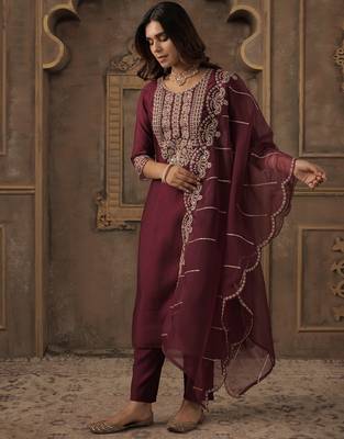 Burgundy embroidered liva kurta trouser dupatta set 3