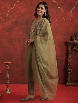 Green embroidered silk blend kurta trouser dupatta set 3