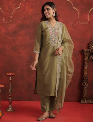 Green embroidered silk blend kurta trouser dupatta set 4