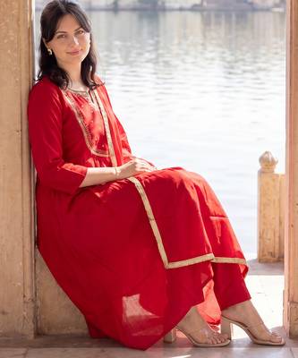 Red embroidered silk blend kurta trouser dupatta set 3