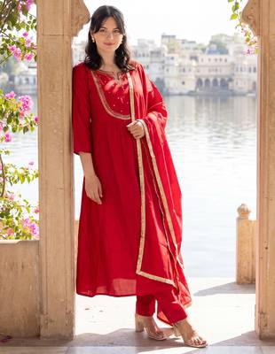 Red embroidered silk blend kurta trouser dupatta set 4