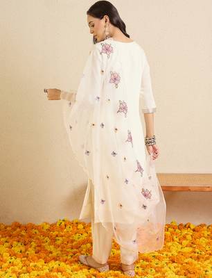 Off white embroidered silk blend kurta trouser dupatta set 2