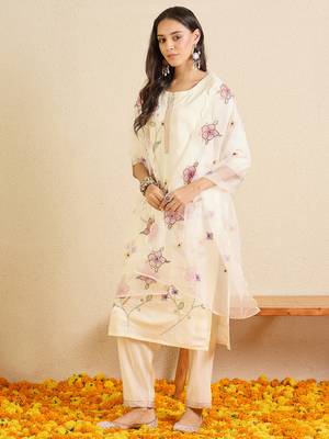 Off white embroidered silk blend kurta trouser dupatta set 3