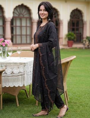 Black embroidered cotton blend kurta trouser dupatta set 3